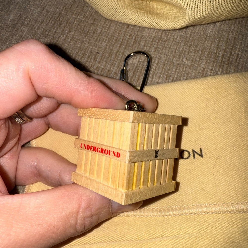 💯 Louis Vuitton RARE ‘Underground’ Crate Keyholder/Charm